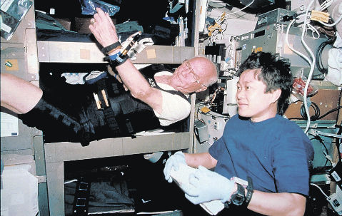 軌道上のグレンさん（左）と向井さん（JAXA／NASA提供）