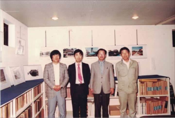 伊勢崎市の民家調査報告書の刊行を記念した写真展。右端が村田さん。隣は桑原さん
