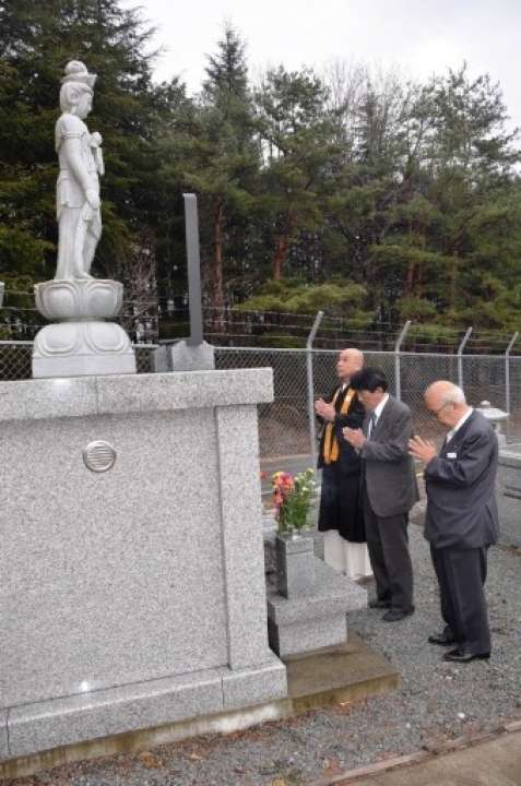 高崎市に建立されたたまゆら火災犠牲者の慰霊碑。毎年３月19日には法要が行われている＝2015年３月19日