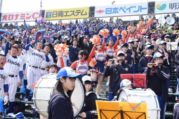 野球部員に声援を送る健大高崎の応援団＝３月29日、甲子園球場