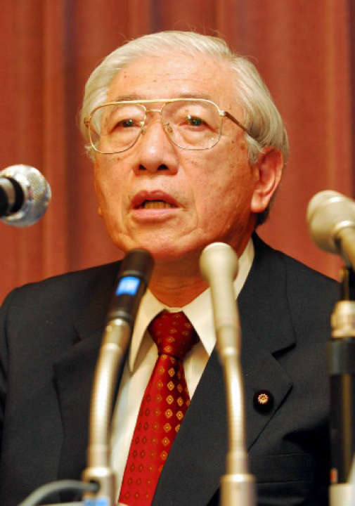前橋市内で会見し、次の参院選に出馬しない意向を表明した角田さん＝2006年６月