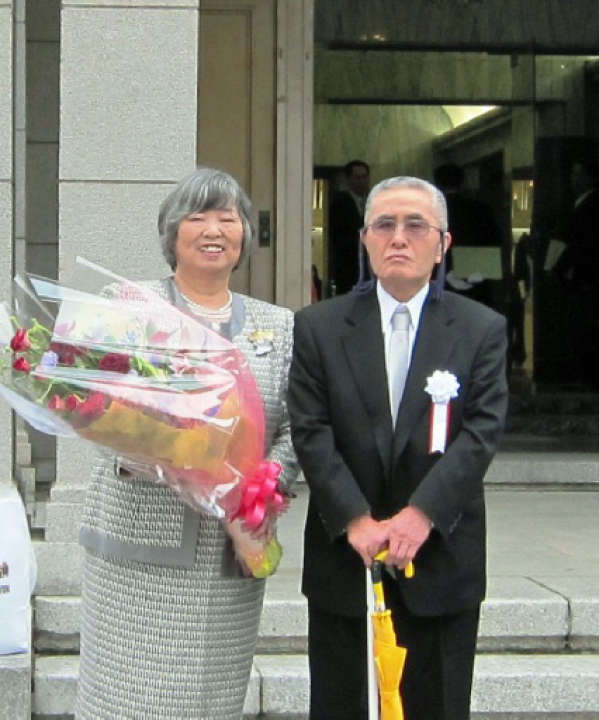 2017年度に県総合表彰を受賞し、夫婦で表彰式に出席した鈴木さん