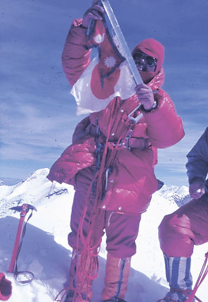 日本とネパールの国旗を手にダウラギリ４峰の頂上に立つ八木原さん