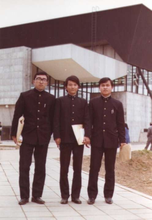 立正大の入学式に寮の友人と参加した中里さん（右）