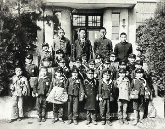 終戦後はかつて通っていた東京学芸大の付属校へ転入した。写真は小学２年当時（福田さんは前列左端）