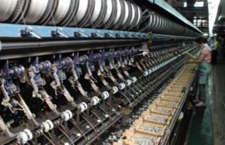 自動繰糸機が稼働する碓氷製糸。国産繭の６割を扱うが、生産量は１日60キロにとどまる