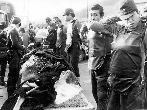 あさま山荘事件の現場へ向かう群馬県警機動隊員＝1972年２月
