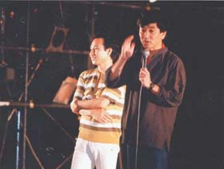 石坂さん（右）と共同でミュージカルを演出した萩原社長