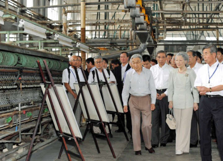 富岡製糸場の繰糸所で、天皇、皇后両陛下に説明する今井さん（右）＝2011年８月