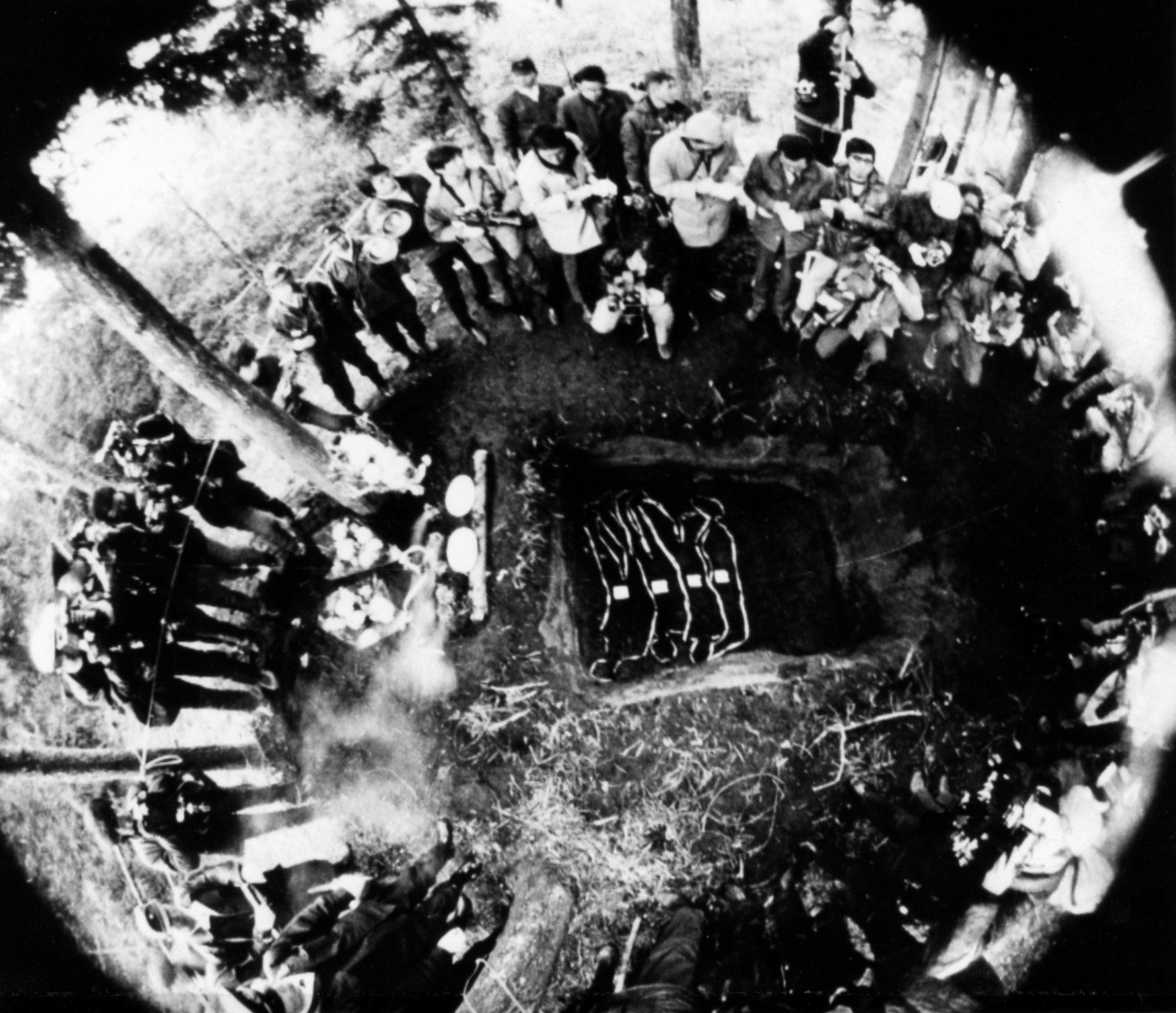 連合赤軍の構成員が埋められた現場の山中を囲む記者ら＝1972年3月13日、現在の高崎市倉渕町