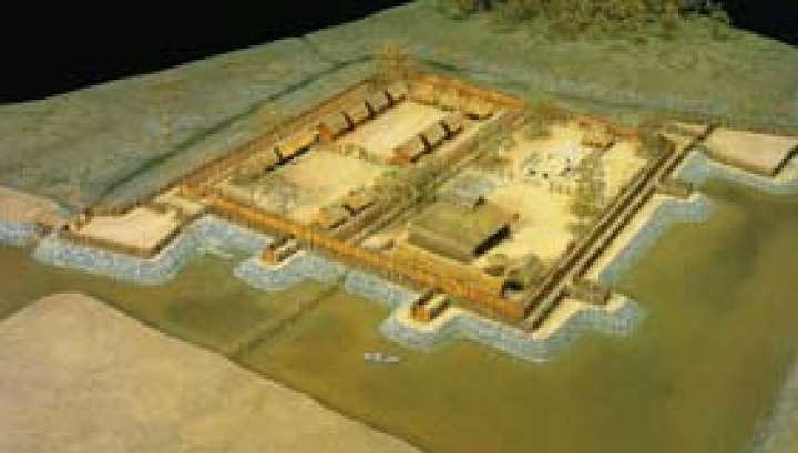 大型の濠に囲まれた王の館、三ツ寺I遺跡の復元模型（高崎市教委提供）