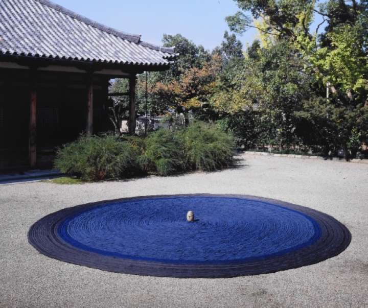 奈良の元興寺に展示された新井さんの作品（1998年）