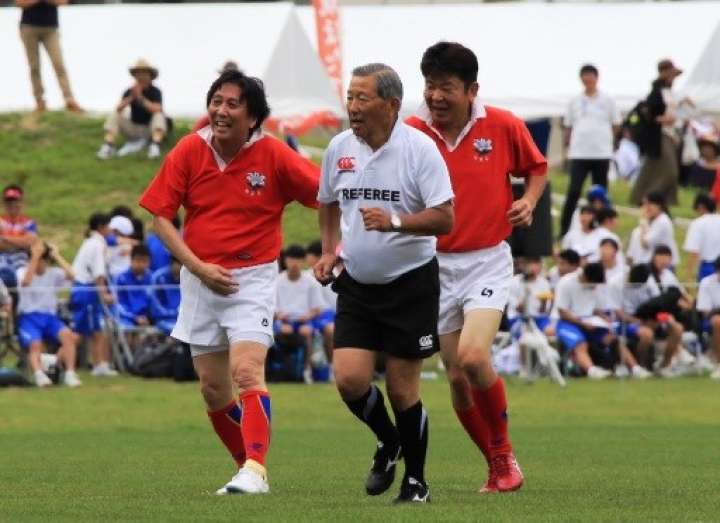 レジェンドマッチで松尾さん（左）らと走る真下さん
