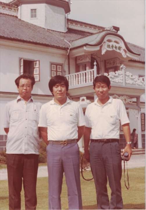 桑原さん（左）と長野県松本市の旧開智学校を訪れた村田さん（右）