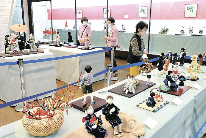 絹が醸し出す和の雰囲気 高崎・日本絹の里で創作人形展 | 上毛