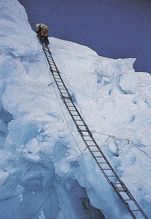 長いはしごをかけ、氷河の傾斜部が氷の滝のようなアイスフォールを登る隊員