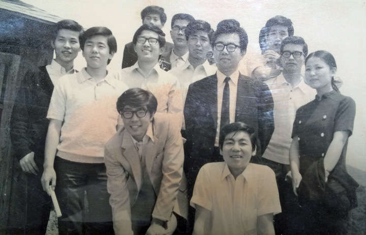 大学のゼミ旅行で記念写真に納まる岡本さん（前列左）
