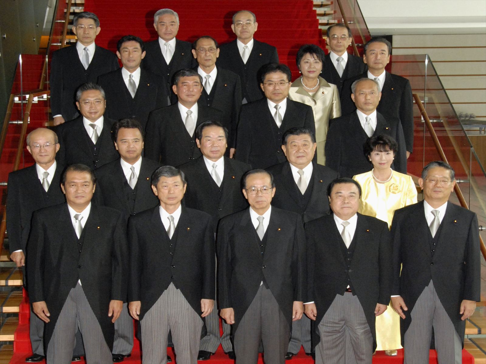 初閣議を終え、記念写真に納まる福田さん（前列中央）と閣僚