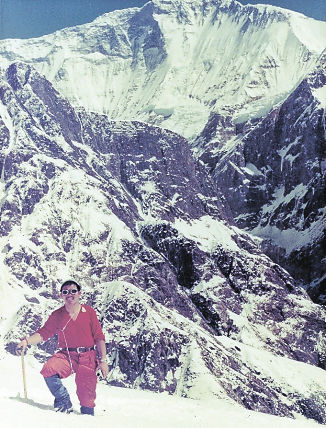ダウラギリ４峰偵察で初めてヒマラヤを訪れた八木原さん。後方に見えるのがダウラギリ山群