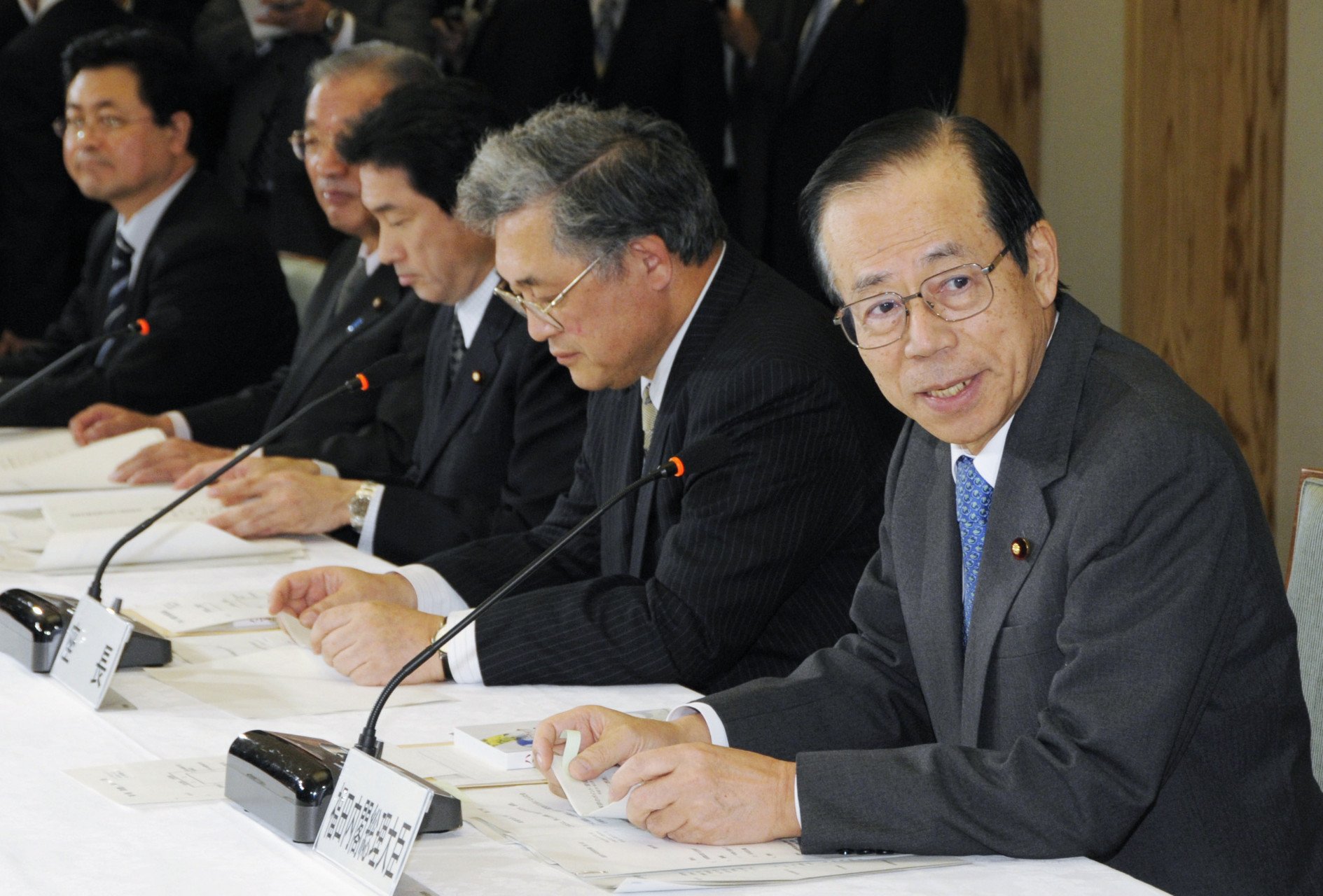 消費者行政推進会議の初会合であいさつする福田さん（右）＝2008月2月