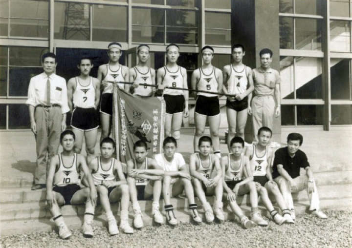 高崎四中時代の水野さん（前列左から２番目）。バスケットボール部で厳しい練習に打ち込んだ
