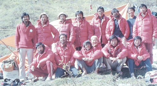 今井通子さん（前列右から３人目）ら登山隊のメンバーと記念写真に収まる八木原さん（後列右から５人目）