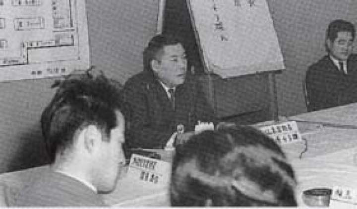 １９５９年ごろ、業界のトップが集まるセルフサービス研究会で父の壬子雄社長は苦労話を発表した