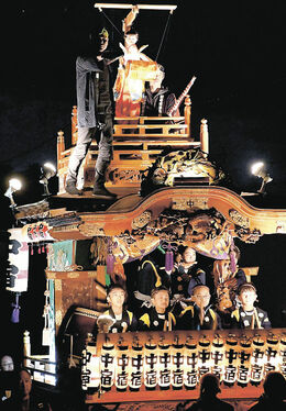 屋根の上で「俵小僧」操り山車運行 群馬・安中市で4年ぶり祭典 | 上毛新聞社のニュースサイト
