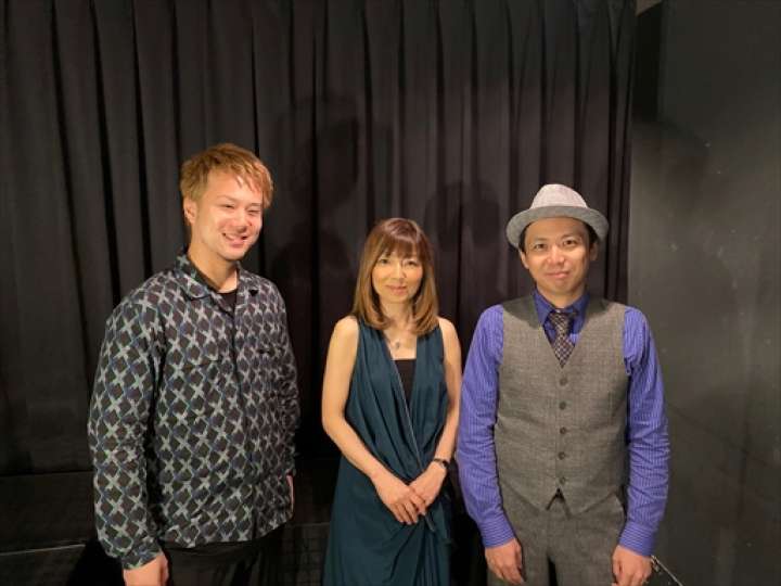 ビルボードライブ大阪バックステージにて。協演した畠山令さん（右）と、橋本現輝さん（左）