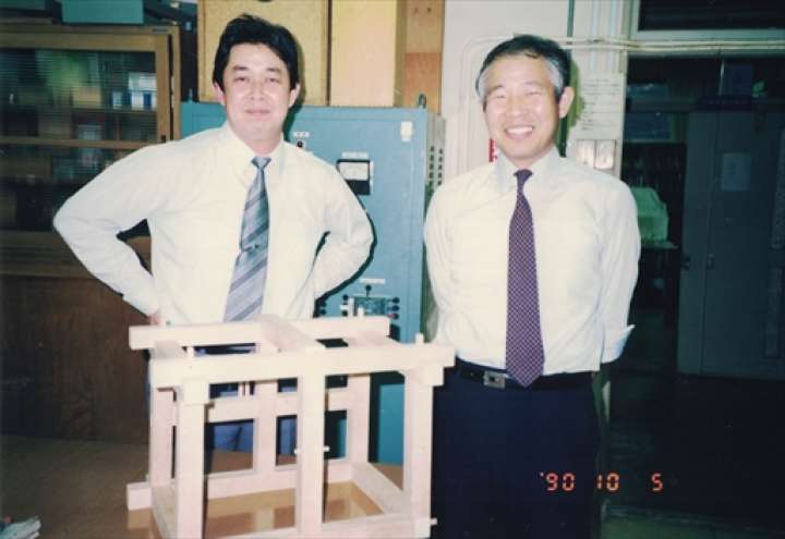 「継手・仕口模型」を完成させた長期研修員と村田さん（右）