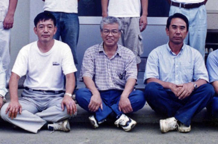 東前橋温室バラ組合を立ち上げた（左から）井上さん、大沢憲一さん、大沢峰雄さん