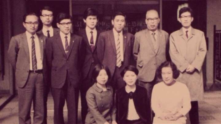 司法修習を終え、父の儀平治さんの事務所で働き始めた頃の角田さん（後列右）