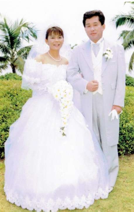 サイパンでの結婚式で純白のウエディングドレスを着る宇津木さん＝1999年７月