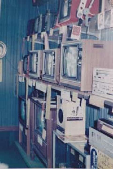１９７０年代のテレビ。まだ白黒が主流で故障も多かった 