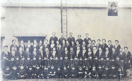 東京高等師範付属国民学校時代の福田さん（前から２列目、右から２人目）。小学生時代は何度も転校を経験した