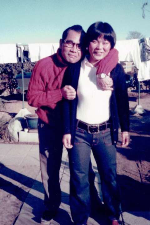 ユニチカ時代の宇津木さん（右）とうれしそうに記念写真に納まる父の光治さん