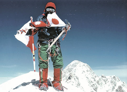 初めての８０００メートル峰となるヤルンカン山頂に立つ八木原さん