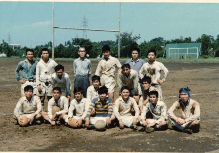 三菱地所でラグビー部に所属した村田さん（前列中央）。これがきっかけで藤岡工業高のラグビー部顧問を務めた
