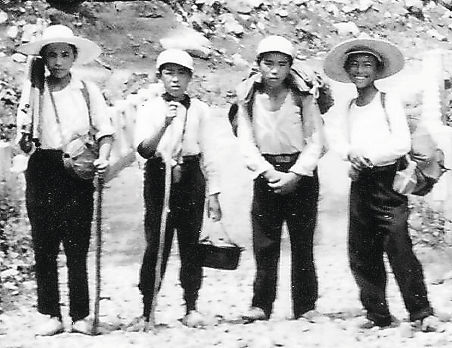 中学２年の夏、部活動の登山合宿で友達と山道を歩く八木原さん（右から２人目）