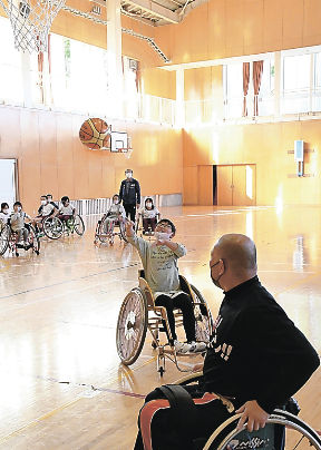 車いすバスケ難しさを体感 高崎 新町一小 上毛新聞社のニュースサイト