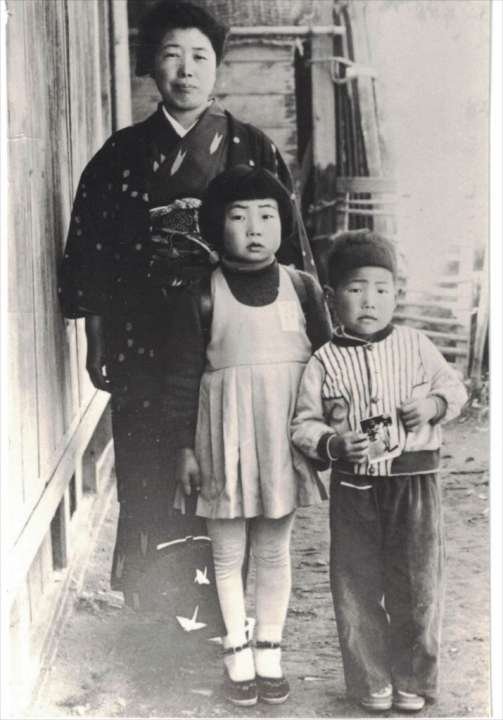 母と1歳上の姉と写真に収まる幼少期の村田さん