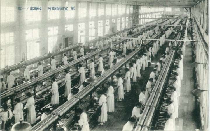 原合名会社時代に御法川式多条繰糸機が導入された富岡製糸場。工女が立って作業するようになった（富岡市提供）