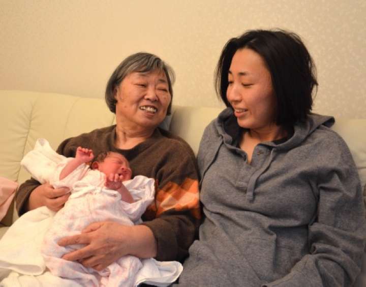 28年前に取り上げた沙来さんと娘の穂ちゃんの誕生を喜び合う鈴木さん（左）