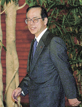 官房長官を当時歴代最長の約３年半務めた福田さんは、晴れやかな表情で官邸を去った＝２００４年５月７日
