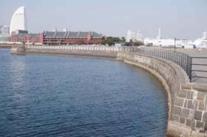 生糸の荷役作業のため、１８６７年に築造された象の鼻防波堤（復元）＝横浜港
