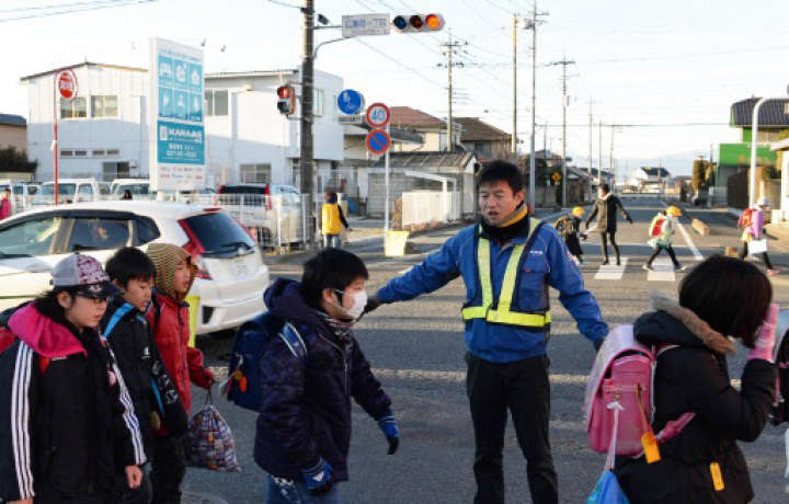 登校する児童を見守る矢端さん＝１月24日午前７時45分ごろ、前橋市広瀬町