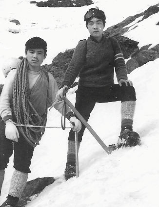 高校２年になったばかりの頃、先輩（右）と谷川岳マチガ沢で登山。八木原さんの肩にはザイル
