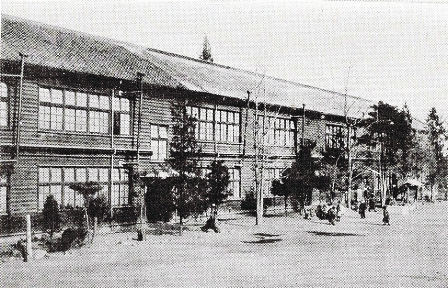 福田さんが通った金古国民学校の校舎。戦後に火災で焼失した