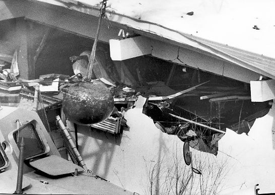 あさま山荘の壁面を壊す鉄球。強行突破のため大型クレーンが使われた＝１９７２年２月