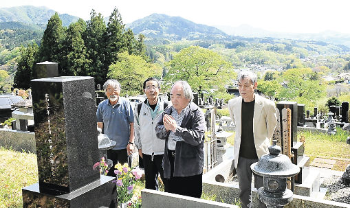 松井さんの墓参りに訪れた山仲間の（左から）宮崎勉さん、木内さん、八木原さん、小林利雄さん